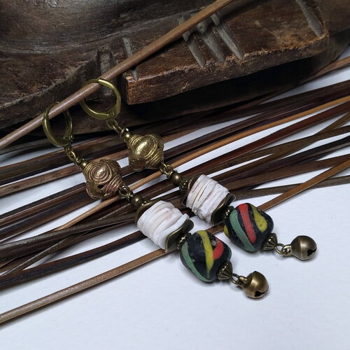 Boucles d'oreille, ethnique minimaliste, perles africaines laiton, perles artisanales lampwork coquille oeuf autruche, rustique,cadeau femme