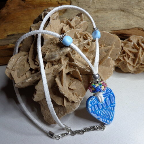 Collier ras du cou romantique, bohème, coeur bleu céramique artisanale, perles verre filé au chalumeau, minimaliste, bleu/blanc,cadeau femme