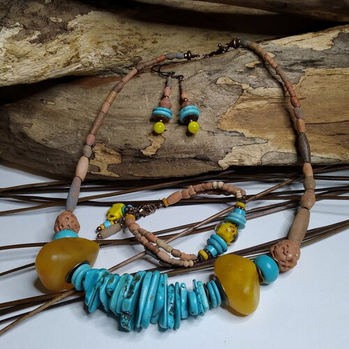 Parure collier+boucles d'oreille+bracelet, rustique/ethnique, magnésite, résine ancienne du maroc et terre cuite africaine, lampwork, cadeau