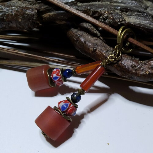 Boucles d'oreilles ethniques inspiration tibet/népal, perles cornaline et lapis lazuli, perles chevrons tibétaines, rouge/bleu, cadeau femme