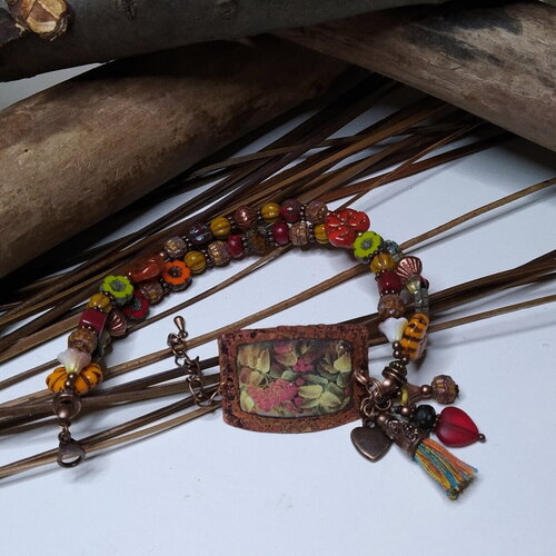 Elégant bracelet bohème multicolore, connecteur cuivre émaillé et perles en verre de bohème, motif feuillage automne et vigne, cadeau femme