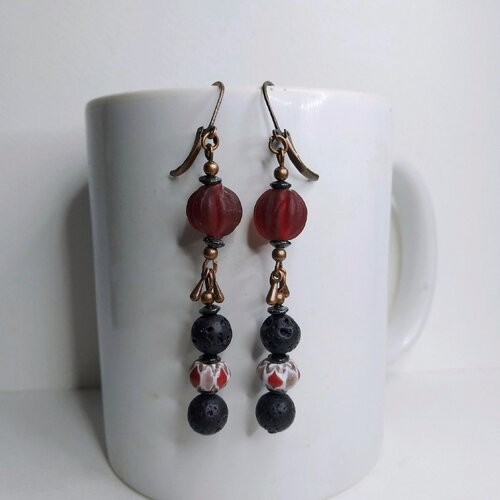 Boucles d'oreille ethniques chic, rustique, perles de lave noire et perles chevron tibet, perles melon anciennes, noir/rouge, cadeau femme