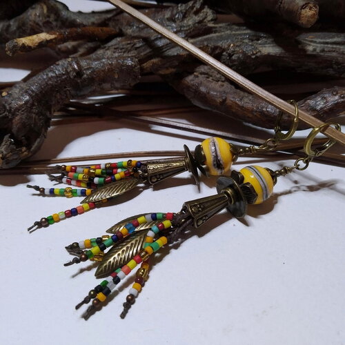 Boucles d'oreille ethniques chic, rustiques, multicolores, minuscules perles afghanis, perles au chalumeau jaune, cadeau femme