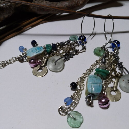 Boucles d'oreille bohèmes, hippies, gypsy,  scarabée égyptien céramique, verre romain, breloque kuchi, bleu/argent, cadeau femme