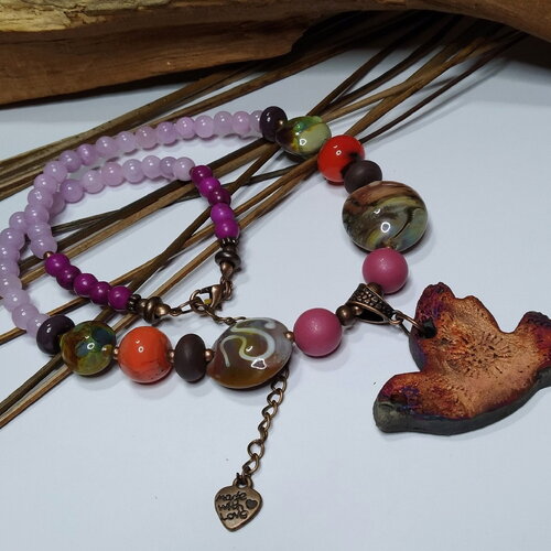 Collier mi-long bohème, hippie, perles artisanales en verre filé et oiseau en céramique jade lilas, rustique court multicolore cadeau femme