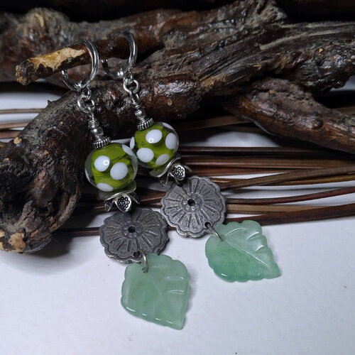 Boucles d'oreille rustiques urbain/bobo chic, lampwork vert/ ocre breloques artisanales en étain forme fleur agate feuille verte, cadeau