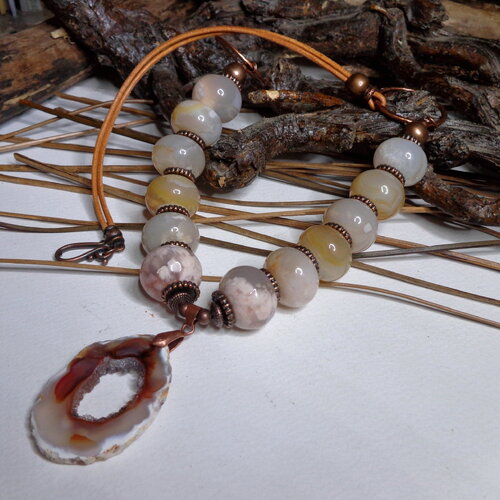 Collier court en pierres fines, beau pendentif agate druzy  et grosses perles d'agate sakura, rustique urbain, lien cuir, bobo, cadeau femme