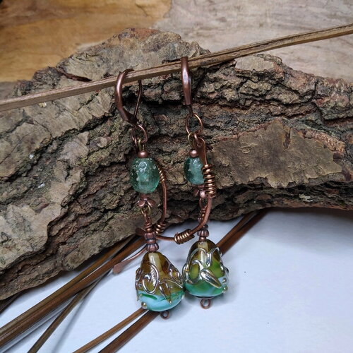 Boucles d'oreille lampwork  et cuivre, perles au chalumeau vertes, perles indonésiennes murano, bobo, moderne, vert/bleuté, cadeau femme