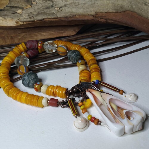 Collier ethnique tribal court, perles nacre et pendentif coquillage, perles rustiques indonésiennes, blanc/moutarde/multicolore,cadeau