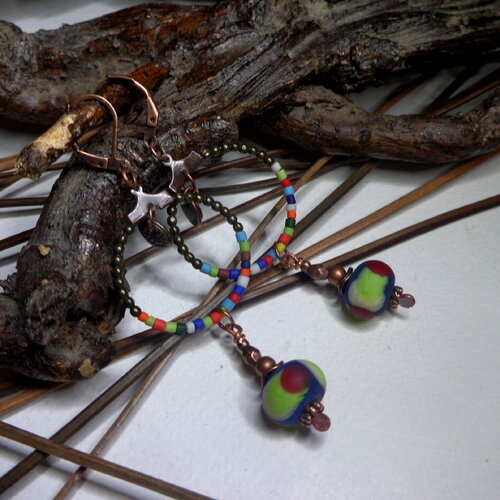 Créoles bohèmes avec perles artisanales au chalumeau et minuscules perles afghanes, multicolores, boho chic, rustique, cadeau femme.