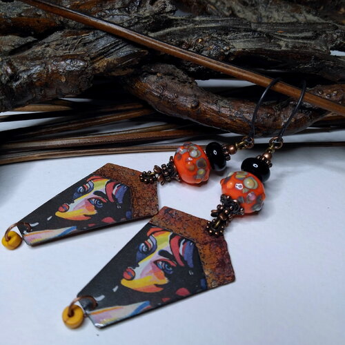 Boucles d'oreille bohèmes, poétique, cuivre émaillé reproduction peinture femme, perles au chalumeau, orange et noir, uniques, cadeau femme