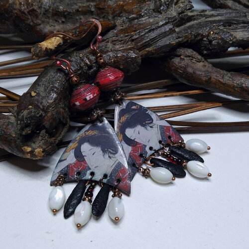 Boucles d'oreille japonisantes, ethniques asie, cuivre émaillé portrait geisha, perles papier nacre et verre tchèque,rouge/noir/blanc,cadeau