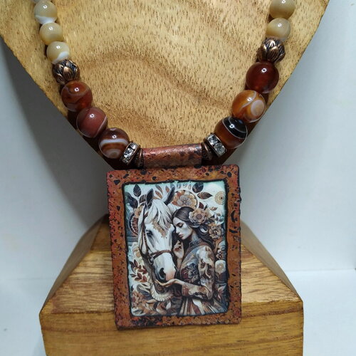 Colliers bohème chic mi long, pendentif cuivre émaillé motif jeune femme et cheval gemmes sardonyx, nacre trochus, printemps, cadeau femme