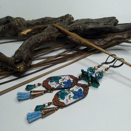 Boucles d'oreille bohèmes rustiques en cuivre émaillé fleuri, perles lampwork et verre de bohème, nature, gaies , camaïeu bleu, cadeau femme