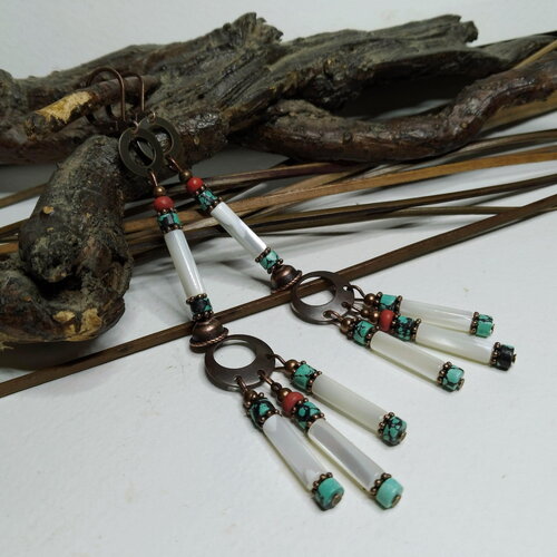Longues et fines boucles d'oreille bohème chic, tubes de nacre naturelle et perles turquoise africaine, légères gemmes, ethnique, cadeau