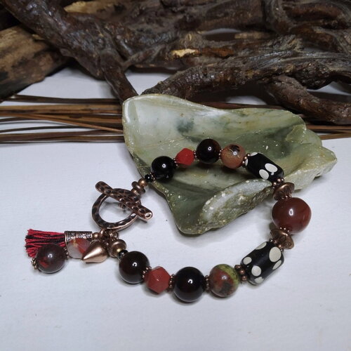 Bracelet bohème/ethnique chic, ancienne cornaline, jaspe et agates, perles indonésiennes, boho chic gemmes, rouge/noir, cadeau femme