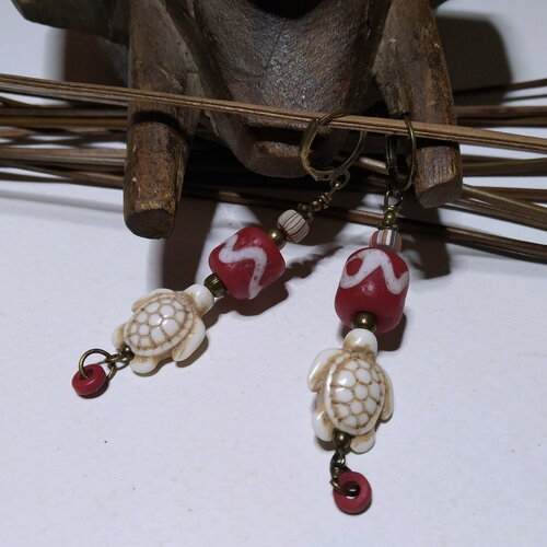Boucles d'oreille ethniques, tribales, perles indonésiennes en verre, tortues en howlite, rustique, été, cadeau femme