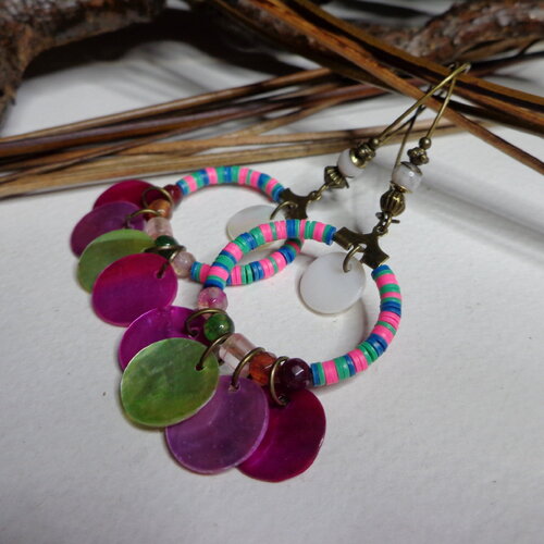 Petites créoles bohèmes, rondelles africaines vinyle et pétales de nacre, rustique, violet multicolore, hippie, gaie légères, cadeau femme