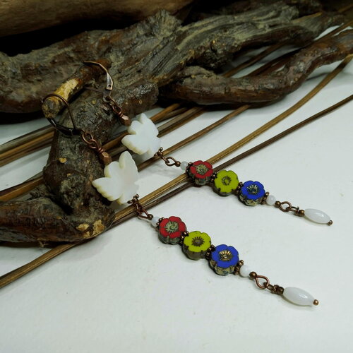 Boucles d'oreille longilignes fleuries, bohèmes, romantiques, oiseaux en nacre et fleurs en verre de bohème, multicolore, été, cadeau femme