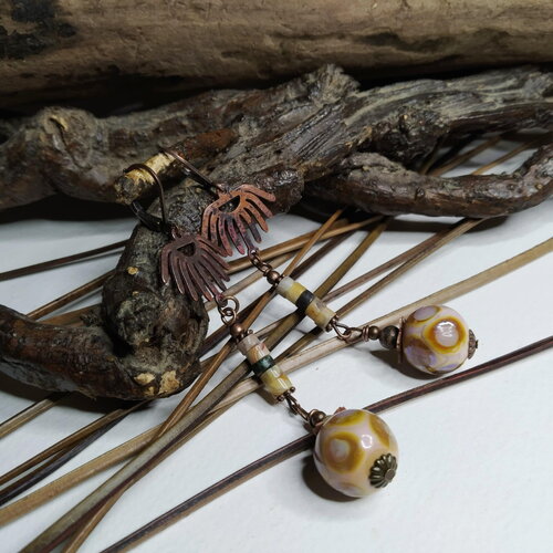 Boucles d'oreilles cuivre oxydé et perles artisanales lampwork, rustique urbain/boho chic, connecteur cuivre massif, beige/ocre,cadeau femme