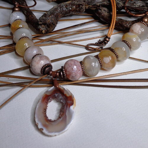 Collier court en pierres fines, beau pendentif agate druzy  et grosses perles d'agate sakura, rustique urbain, lien cuir, bobo, cadeau femme
