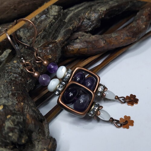 Boucles d'oreille boho chic, rustique urbain, améthyste et perles de nacre, violet/blanc nacré, esprit bohème, gemmes, courtes, cadeau femme