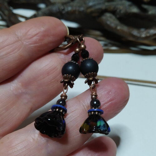 Boucles d'oreilles noires petits prix, perles au chalumeau et onyx mat, fleurs lampwork noires/multicolores, courtes, gemmes, cadeau femme