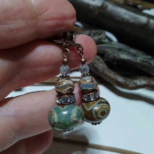Boucles d'oreille ethniques chic, perles agates dzi tibétaines,  labradorite, boho chic, vert/marron, courtes, cadeau femme