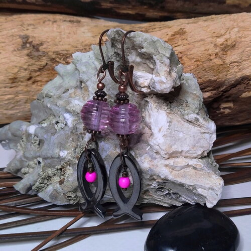 Boucles d'oreilles poissons, hématite et perles artisanales en verre filé au chalumeau, howlite, noir/rose, rustique urbain, cadeau femme