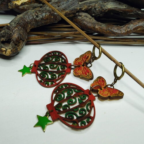 Boucles d'oreilles bohèmes bois colorisé papillon et lampion, rustique, rouge/vert, légères, petit prix, estivales, vacances, cadeau femme