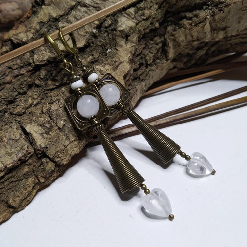 Boucles d'oreilles bohèmes, cristal de roche et agate laiteuse, tons clairs, pierres gemmes, rustiques, blanc et bronze, cadeau femme.