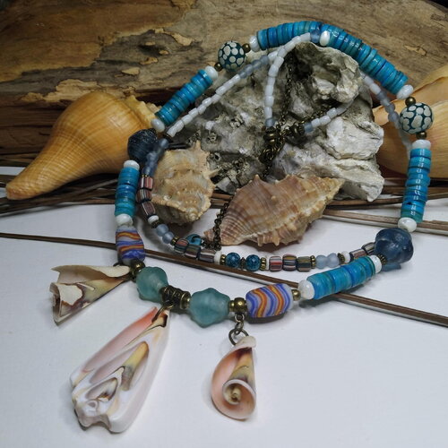 Collier ethnique tribal court, perles nacre et pendentif coquillage, perles rustiques indonésiennes, blanc/moutarde/multicolore,cadeau femme