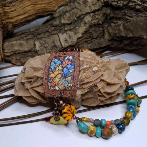 Elégant bracelet bohème multicolore, connecteur cuivre émaillé et perles en verre de bohème, motif multicolore papillons, gai, cadeau femme
