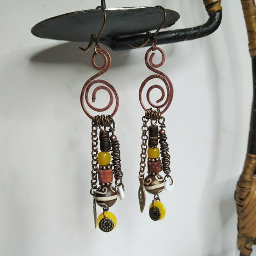 Boucles d'oreille rustiques, agate dzi tibet, rondelle bauxite, longues, connecteurs cuivre artisanaux, hippies/bohèmes, marron/jaune,cadeau