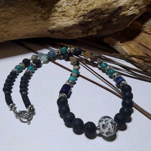 Collier citadin, rustique, bohème, mélange de pierres gemmes et de céramique, noir/bleu/blanc, mi-long, cadeau femme