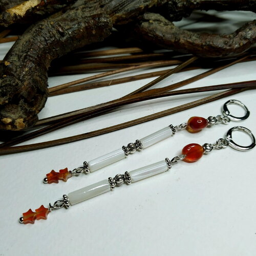Élégantes boucles d'oreilles longilignes en nacre et cornaline, pierres fines, bohème chic, blanc/orange, toutes saisons, cadeau femme