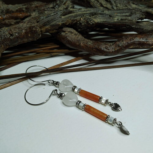 Boucles d'oreilles longilignes pierres fines, cornaline et agate laiteuse, heishi de nacre, boho chic, orange/blanc, cadeau femme