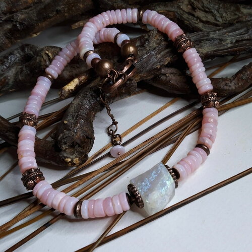 Collier court rondelles opales roses du pérou, grosse perle druzy de quartz titane, bohème/rustique urbain, cuivre/rose, pastel,cadeau femme