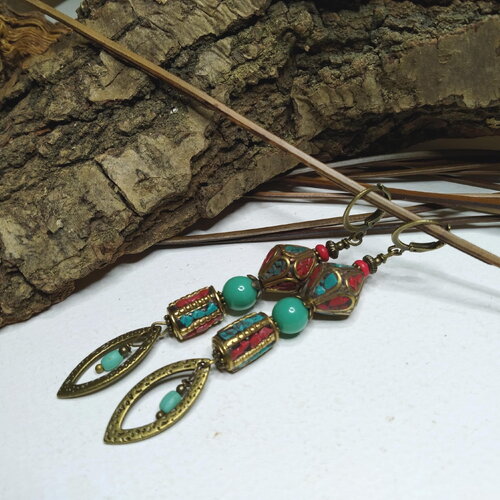Boucles d'oreilles ethniques style tibétain, perles népalaises, jade mashan, rouge/vert, longues, bobo, laiton turquoise et corail, cadeau