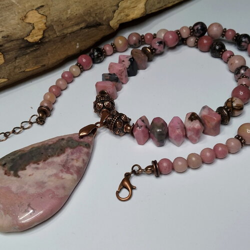 Collier court pierres fines rhodonite avec grand pendentif goutte, collier bohème chic, printemps été, gemmes roses, cadeau femme