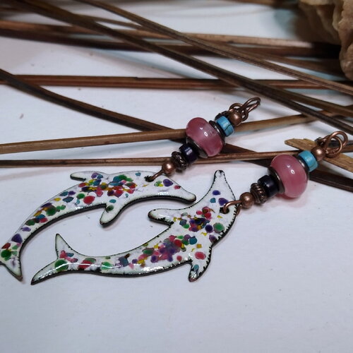 Boucles d'oreille bohèmes, nature, délicats petits dauphins en cuivre émaillé, blanc et multicolore, lampwork rose et howlite, cadeau femme