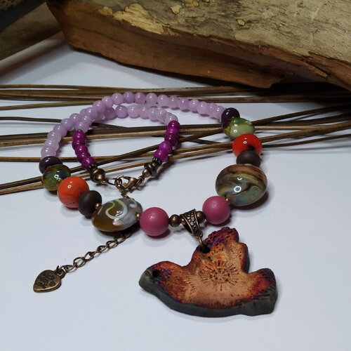 Collier mi-long bohème, hippie, perles artisanales en verre filé et oiseau en céramique jade lilas, rustique court multicolore cadeau femme
