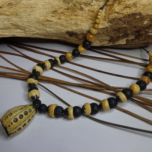 Collier court rustique tribal, céramique artisanale et perles de lave, noir et ocre, céramique terreuse et minérale, cadeau femme.