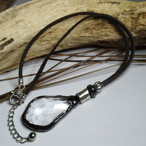 Collier mi-long cuir de buffle et pendentif grande goutte à facettes transparent, céramique grecque, boho rustique, moderne, cadeau femme