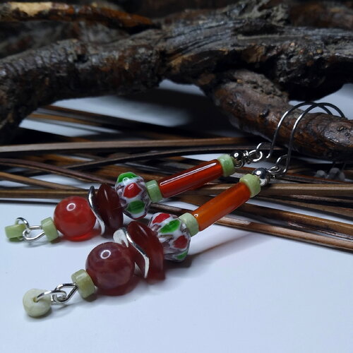 Boucles d'oreille ethniques chic longilignes, cornalines chrysoprase agate, perles népalaises chevrons, rustique, orange/vert, cadeau femme