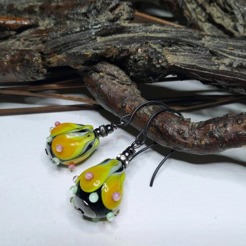 Elégantes boucles d'oreilles romantiques courtes, fleur artisanales en verre filé, poétique, noir/jaune/vert/bleu, lampwork, cadeau femme
