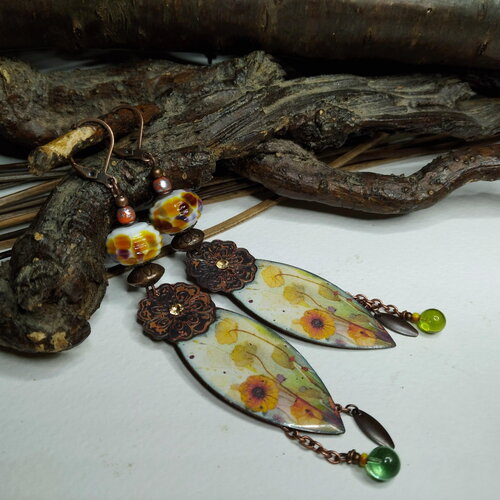 Boucles d'oreilles cuivre émaillé motif floral discret, perles artisanales en verre filé, printemps été, orange/beige/jaune, cadeau femme