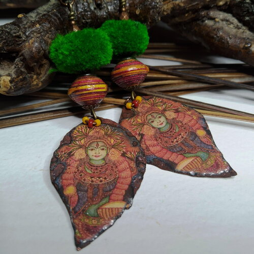 Boucles d'oreille ethniques chic asie, cuivre émaillé, perles papier et pompons népalais, rouge/kaki, déesse hindoue, cadeau femme
