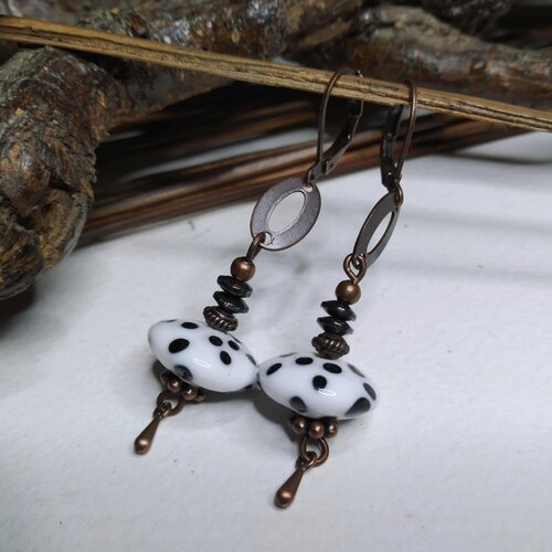 Boucles d'oreille, bohème citadine, cuivre et perles au chalumeau, perle hématite, blanc et noir, courtes et légères, cadeau femme