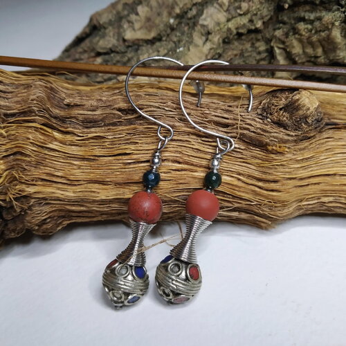 Boucles d'oreille ethniques chic, perles marocaines émaillées, jaspe rouge et agate indienne bleue, courtes et légères, cadeau femme